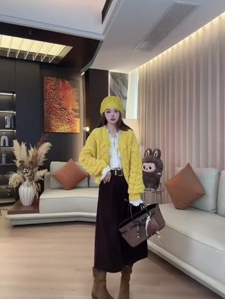 微凉初秋必备这组温柔三件套!V领针织衫显脖颈修长,蕾丝拼接打破单调,加厚面料刚好应对早晚温差。七分裤露出脚踝更显利落,一套搭配轻松穿出慵懒气质,无论通勤或约会都能驾驭~ #被秋日氛围感穿搭拿捏了 #早秋不费力显贵穿搭 #气质女装高级感 #一衣多穿通勤版 #微胖小个子女生初秋松弛感穿搭