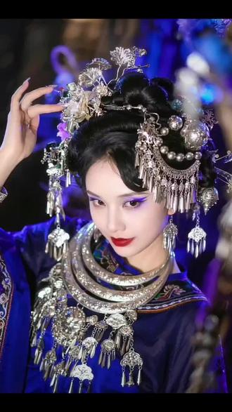 青丝为引,心血饲蛊,情到深处,噬骨焚心。#苗疆少女 #蛊毒圣女