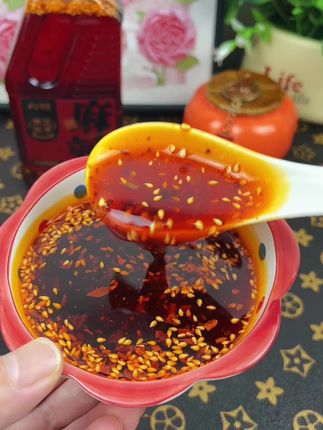 你们一直要的#油泼辣子 找来了,有麻辣的、香辣的等多种口味,拌面条,拌凉菜,蘸鞋底子都好吃,喜欢的赶紧试试吧。#辣椒油#万能蘸料