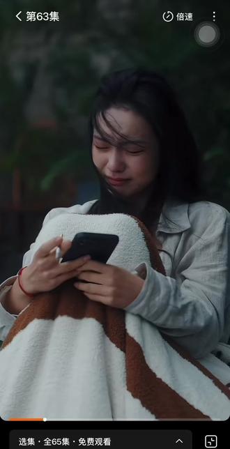 其实很能理解温温最后为什么选择了拒绝梁舒怀给的"补偿",在温温的世界里最青春的那八年都给了梁舒怀,他给了温温人生中很多的感悟,很多爱和温暖,可能在梁舒怀的世界里爱真的没那么重要,但毋庸置疑他们是真正相爱过的,温温家里条件也很好,可能跟梁舒怀这种高干来比确实微不足道,但是足以够温温学有所成,生活的很好,所以温温不必接受他所谓的条件来泯灭这八年的过往,接受了这些就被梁舒怀彻底掌控了,他很轻易的让温温探听不到一点他的消息,却能对温温的现状了如指掌,凭什么呢,可能很多人觉得竟然浪费了八年,必须让梁舒怀出出血,但其实这些条件对他而言真的不值一提,他反而会因此更加心安,虽然没有接受他可能也不会产生什么别的情绪,但是温温可能会更好受吧,人生能有几个八年呢,最后祝温景徽在加拿大活出更精彩的人生,没有祝愿你找到更好的另一半是因为相信你不管是一个人还是两个人都能活出更幸福的人生!#亲爱的维多利亚港