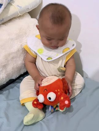 太搞笑了,一直抱着#跳跳猪 #跳跳球 #哄娃神器
