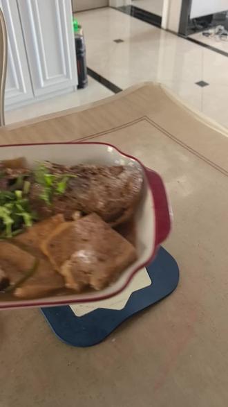 今天就是元旦了,俗称阳历年,祝大家:阳历年快乐、一直健康、一直有钱!你好啊,2026年!#虎大师🐯 #尝尝酒酒 #瓶瓶安安