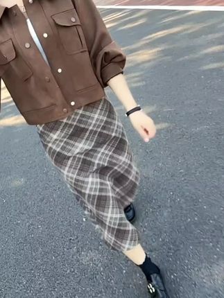 不要依赖任何人,大树底下无大草,能为你遮风挡雨的,同样也能让你不见天日,努力提升自己,永远胜过卑微的讨好别人。”#藏肉显瘦穿搭#半身裙 #穿搭