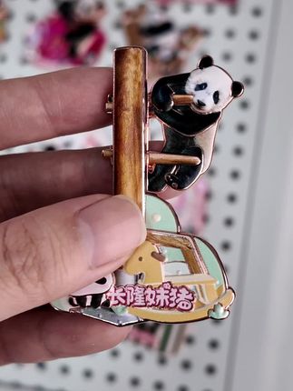 蹲一个答案!哪位 ee 还没拥有妹猪冰箱贴? 会动的款式也太绝了,选几款贴冰箱上,每天开冰箱的心情都超好,没它的 ee 快冲!#妹猪 #大熊猫妹猪 #长隆野生动物园