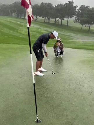 哈!少爷,这球是非打不可吗?#高尔夫雨衣 #高尔夫防水防滑球鞋 !#高尔夫用品~双11抖音旗舰美国PGA 新品高尔夫男士球鞋防水鞋子 防滑活动钉男鞋 旋转鞋带