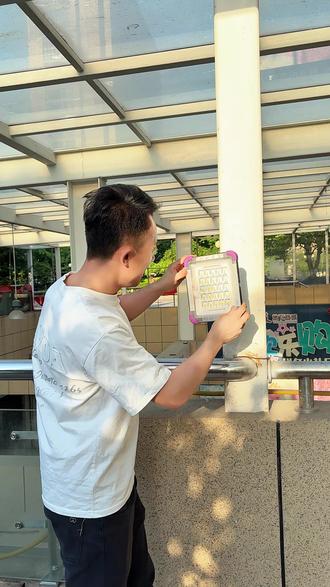 太阳能爆亮投光灯 太阳能爆亮投光灯,66颗加大爆亮灯珠,5种灯光模式调节,防雨防水,太阳能充电线两种充电方式,能当充电宝#灯火小院 #太阳能灯 #太阳能应急灯