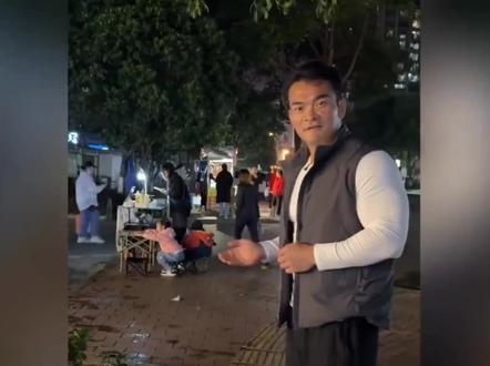 李维刚献爱心,吃根烤肠付款三万!这才是真正的网红,好感动流泪