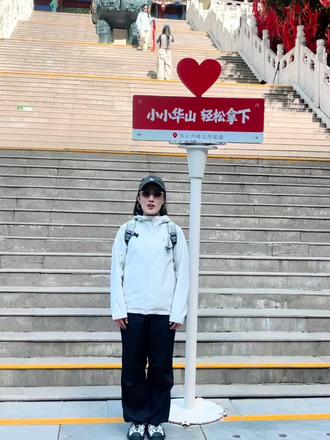 📍西岳•华山⛰️ 自古华山一条路,奇险天下第一山。
徒步路线:玉泉院➡️北峰➡️中峰➡️南峰➡️西峰➡️西峰索道,徒步8小时。
一步一阶皆是修行,携山野清风,治愈浮躁身心。
毫无撤退可言,心向千尺幢、百尺峡,志在登南峰,一往无前!
#此刻风景真美 #华山徒步登顶 #华山 #华山论剑 #华山南峰顶