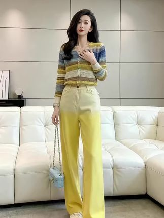 《穿搭里的生活诗》 她轻抬手腕,让那抹明黄的阔腿裤随着步伐微微摆动,像把春日的明媚都穿在了身上。彩色针织开衫的纹理在光下轻轻起伏,手里的蓝包是点缀的诗行,每一个动作都在诉说:生活的质感,本就藏在这一身精心的搭配里,步履间皆是从容与热爱。#早秋高智感职场穿搭 #高级感穿搭 #今日穿搭 #时尚气质穿搭 #显高显瘦显腿长 @抖音小助手 @抖音创作小助手 @DOU+上热门 @抖加🔥上热门🔥dou+🔥热点宝 @抖音来客官方助推官 @图文带货帮扶中心 @上热门🔥🔥🔥