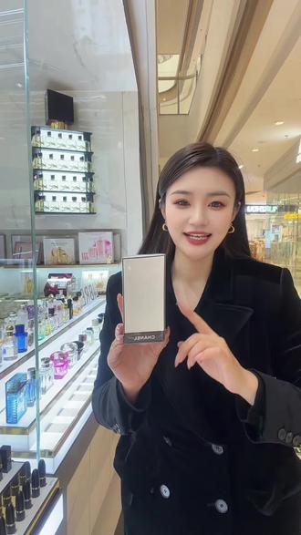 珍藏系列里非常经典的一支,有调性贵气千金香,极其干净的味道#香奈儿1957 #香奈儿紫邂逅#香奈儿嘉伯丽尔#香奈儿蔚蓝#清冷香水