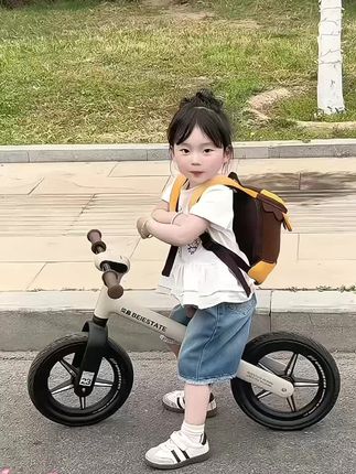 一岁半后就可以让宝宝尝试#两轮平衡车,有助于锻炼核心肌肉群、平衡感和反应能力#萌娃骑车#平衡车滑步车