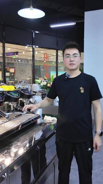 茶咖模式秒切🔥好用又抗打的三头茶咖机
💥一台机器,做茶又做咖
开茶咖复合店,预算紧、台面小?
别纠结两台机器了,看它就够👇
✨【艾泽森猛禽茶咖一体机】
萃茶+萃咖啡,一台全搞定
等于花一份钱,赚两份生意💰
🎯三个独立萃取头
左边咖啡,右边茶饮,中间还能同时出
高峰时段不打架,出品稳得像开了挂
🎛️每个头独立控温、控时
想萃红茶、绿茶、轻焙乌龙?
水温时间自己调,风味随你玩
🥛自带蒸汽棒
奶泡绵密不输专业咖啡机
做拿铁、做奶盖茶,口感直接拉满
🧼细节也讲究
机身带滤水板,好洗不积水
金属哑光质感,越用越显高级
背面LOGO还能定制,完美适配你的店招
📍场景全能打
精品小馆、商场档口、景区快饮
它都能稳稳站住,出杯快、品质高
📌开茶咖店还在纠结设备?
🎉设备资料我已经整理好了~
#茶咖机 #茶咖机推荐 #商用茶咖机 #茶饮咖啡设备 #茶饮咖啡设备服务商