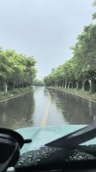 张雪峰有一次在直播里,讲着讲着忽然停下来,很认真地说:
孩子们,我跟你们说句掏心窝子的话——人这辈子最大的悲哀,不是“我做不到”,而是“我本来可以”。你想想,等你三十岁、四十岁,被生活摁在地上摩擦的时候,你后悔的绝对不会是当年多背了几个单词、多做了一套卷子,你只会恨自己当初为什么不多攒点本事,让自己有底气拍桌子走人。
这话说得太实在了。
想想我们自己,是不是常常这样?看到别人升职加薪,心里酸溜溜:“当年我要是也考个证书,现在也轮到他了。”面对不喜欢的工作不敢辞职,只能半夜emo:“如果当初多学门手艺,现在何至于看他脸色。”孩子想报个兴趣班,你囊中羞涩,只能暗暗自责:“要是我年轻时多攒点钱就好了⋯…..
这些“如果当初”,就像一把钝刀,一刀一刀割着
中年人的心。
更扎心的是,我们总是把当下的不如意归咎于过去的不努力,然后在悔恨中继续躺平。等几年后,又陷入新一轮的“我本来可以”。这就是恶性循环。年轻时偷的懒,都会变成中年时流的泪;
你少背的每一个单词,少做的每一道题,将来都会变成生活抽你的耳光。张雪峰说,你绝不后悔当年多背了几个单词。这话太对了。你只会后悔,为什么别人在背单词时,你在刷手机;别人在刷题时,你在睡懒觉。
那些看似“痛苦”的努力,其实是在为你未来的自由铺路。你今天多攒一分本事,明天就多一分说
“不”的权利。
所以,如果你还年轻,别再抱怨学习苦、工作累。趁着还有时间,多考一个证、多学一门语言、多攒一点钱。这些看似微小的积累,都会变成你未来反抗生活的武器。如果你已不再年轻,也别急着放弃。现在开始,依然不晚。种一棵树最好的时间是十年前,其次是现在。哪怕每天只进步一点点,也比在悔恨中度日强。
别再让“我本来可以”成为你人生的墓志铭。把”如果当初”换成“现在开始”。将來的你,一定会感谢现在拼命的自己。因为只有你攒够了本事,才能在被生活摁住的时候,有力量拍桌子站起来,转身走人。那,才是真正的自由 #雨天有雨天的风景 #公考 #公考上岸 #考研 #考公