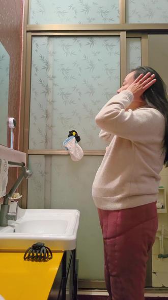 孕期洗头的正确方式 孕中晚期实用的洗头方式,快@你老公学起来吧#孕期洗头 #怀孕 #孕期知识 #孕期小妙招 #孕中期