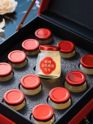 💫宝子们!挖到宝啦~这款金丝燕窝雪耳绝了! 精致礼盒装,拿在手上超有质感🎁 每一瓶都满满当当,燕窝和雪耳的搭配,养颜又滋补~ 开盖就能闻到淡淡的清香,入口滑溜溜的,幸福感直接拉满✨ 不管是自己吃,还是送长辈、送闺蜜,都超合适~#吃出好气色 #强烈推荐 #喝出来的健康