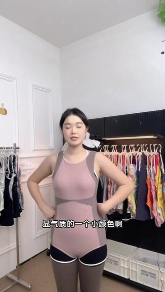 游泳馆训练穿它!露背设计也太显瘦了吧! 专为游泳馆训练设计的连体泳衣,露背款式清爽又显瘦,遮肚版型对初学者超友好,日常训练穿它舒适又好看~