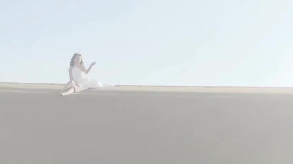 凝望深渊,无声呐喊。