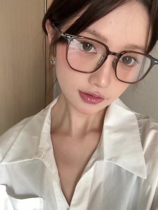2025新款男女同款超轻高智感温柔显白冷茶色方形素颜防蓝光眼镜还可定制度数散光配近视眼镜#眼镜#近视眼镜#防蓝光眼镜#素颜眼镜框推荐
