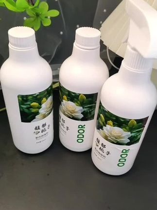 清晨掀开浴室帘的瞬间,或是下班打开玄关柜时,一股难以形容的味道扑面而来,一整天的期待瞬间落空!直到遇见这款栀子花空气清新剂,我的生活才终于告别了“嗅觉困扰”。   它和那些靠浓烈香味掩盖异味的普通产品不一样,而是靠植物提取的活性因子,从源头把异味分解、“瓦解”。成分温和到能直接喷在儿童房,像我这样的有娃家庭,用着格外踏实。现在每天睡前,我都会给卧室轻喷两下,卫生间打扫完也会补喷一圈,清甜的栀子花香慢慢散开,整个家都笼罩在温柔又干净的气息里。自从用了它就没换过,这已经是我第三次回购了!#好物推荐🔥 #必备 #实拍@抖加🔥上热门🔥dou+🔥热点宝 #空气清新剂