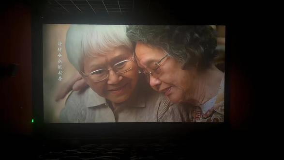#给阿嚒的情书 南枝的善意,根本不因为木生,她内心本就善良,她从小在泰国长大,并不是土生土长的潮汕人,能在外地给自己同胞那么低房租,允许华人小孩在租房里学习华人的文化,能那么善待华人,说明她骨子里藏着很深的家国情怀,木生在牢狱中时,她自发在阳台教当地的小孩读书,她做的这些事情也不是为了报答谁,而是发自内心的想帮助同胞,后来木生的离世,她一开始是想写讣告,后来临时改变了主意,因为排队的时候她看到了潮汕人的苦难,也看到了潮汕人的互帮互助的善良,触发了她的内心,所以当下做了隐瞒木生死讯的决定,但这次他帮的不是木生,而是淑柔,木生离世的时候她并没有流泪,而是读到淑柔的信,她哭到失控,因为淑柔的信全是对丈夫的牵挂,盼着丈夫早点回家,南枝共情了,淑柔不是因为她缺钱,而是因为木生一直是她的精神支柱,南枝在想,如果淑柔知道自己朝思暮想的丈夫克死在他乡,那她该有多绝望和心碎,她哭是因淑柔而哭,甚至淑柔在拒绝回信时候,南枝也在一直保持写信的习惯,而南枝不仅是给这个家的经济,更多的是爱,是她扛起了淑柔的精神支柱!电影的结尾南枝失忆了,但她唯独记得淑柔,当她说出那句“我寄的咸肉好吃吗,好吃我再给你寄”难道这句,真的还是你们所谓的情情爱爱吗!有根有文化有民族觉醒的人才会共情这部电影