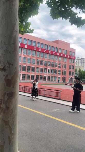 感觉俺闺女上了个假育才……好像所有的技能跟她都没关系,能每日按时跑学校上课都已经很难为她了……哈哈#校园学生才艺多 #吉他少年风采 #校门场景实拍 #民权#育才学校