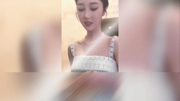 看岳雨婷巴黎时装周:造型背后的突破与争议
#网聚正能量 ##抹胸穿搭 #跟着秀场学穿搭