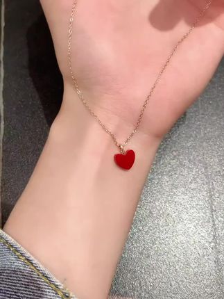 #dou上热门 【精致锁骨链|守护你的少女心】小爱心闪烁颈间,像他温柔目光时刻陪伴。日常穿搭点睛之笔,把甜蜜悄悄藏进衣领间,治愈每个平凡日子✨#小红心项链 #锁骨链 #秋冬穿搭 #节日礼物 @DOU+小助手