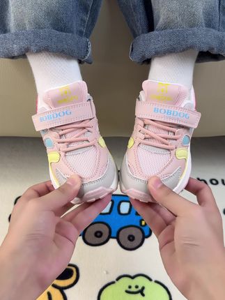 立秋啦,过几天就要开学啦,孩子运动量大,妈妈们,真的不要再给娃穿杂牌的鞋子啦,我赶紧给娃薅了两双巴布豆家的新款软底运动鞋,孩子秋天上学穿就很合适,门店里面都要三百多,趁现在商家换季冲销量,你们看我这里才多少,比买杂牌都划算,脚感轻便舒适,款式洋气百搭,皮网拼接的鞋面透气不闷脚,加厚鞋头防踢防撞,TPR的鞋底防滑又耐磨,三分之一处轻松弯曲,后跟做了加固,保持脚踝平衡,品牌内里做工走线精细,魔术贴设计穿脱方便,刷到的妈妈们,趁现在价格合适,有合适尺码的,赶紧给娃挑一双吧~#儿童鞋 #运动鞋 #高品质时尚童鞋 #童鞋 #开学必备