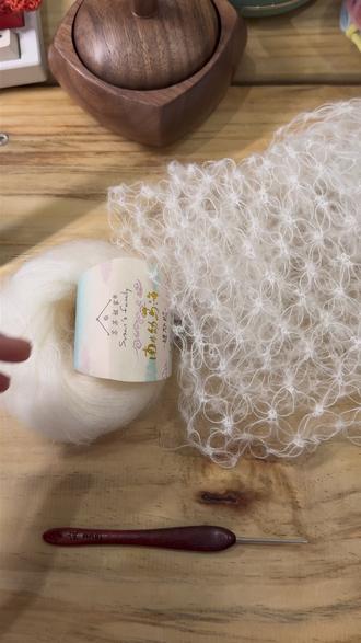 雪绒绒围巾教程 超仙的马海毛围巾~既是围巾又是配饰不要太好看!创意和教程来自@Chonger #超仙的马海毛 #毛线钩织 #手工 #围巾教程