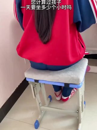 孩子在学校坐的凳子又冷又硬,记得给孩子备一个这样的学生凳坐垫,给孩子一个舒适的学习氛围!