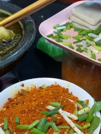 贵州大方手撕豆干好吃的关键啊!就是送的这个麻辣 辣椒面了,沾上一点辣椒面!吃起来麻麻辣辣,又香又嫩,真的太过瘾了#大方手撕豆干#妈呀太香了