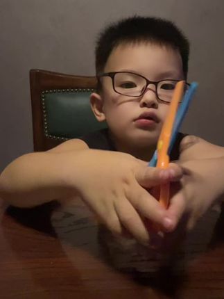 姥姥的老花镜,滕崽带的有模有样#斗智斗勇 开学就小班的孩子👶🏻