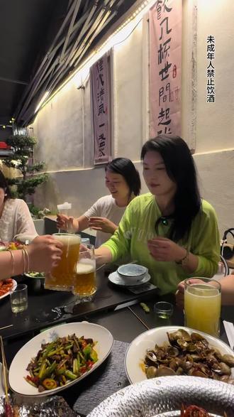 成年人的快乐就是下班来微熏一下,宿松路融核庭院烧烤超大屏看世界杯等你来呐喊 #夜宵 #烧烤 #小龙虾 #撸串儿约起来 #宿松美食