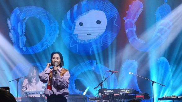 《玉珍》是她们外婆的名字,这是一首写给外婆的歌,每个人心中都有自己的玉珍。静心聆听!#福禄寿乐队 #livehouse音乐现场 #DOUDOU