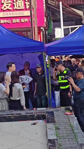 可惜你不来四川也不懂李伯清。不管人生如戏,还是戏如人生,既然是戏,只要还没退场,就得演得认真一点、努力一点。等走下舞台的那天,认不认真,也就无所谓了。所以啊,要认真对待生活,认真对待这一场戏,才不枉这“戏如人生,人生如戏”。