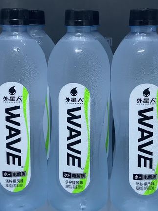 喝一次就沦陷的电解质水竟然也来活动了,只要它不涨价,我会一直回购,关键这价到手一箱15瓶,真的太划算了,每瓶还是600毫升容量的,这波不薅真的亏哭,水源经过14道净化工艺处理,还富含4种人体所需的电解质,口感清冽甘甜,回味还有淡淡的柠檬味,真的巨好喝,夏天出汗多不想喝白水的可以试试它,趁划算可以多囤点#夏日饮品 #好喝不贵 #解渴又解腻#仙女都在喝什么