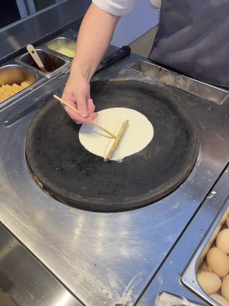 今天教大家画个饼#煎饼果子来一套