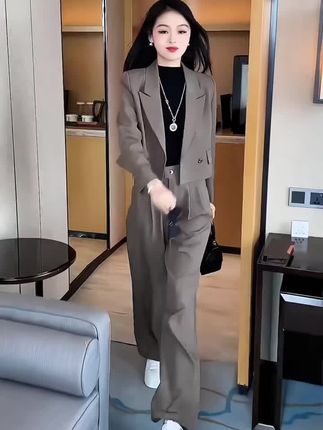 秋季新款女式西装套装,短款西服利落剪裁优化身材比例,视觉显瘦不压身高;搭配垂坠感阔腿裤,遮肉同时尽显飒爽气场。精选秋季适配面料,挺括不易皱,兼具时尚度与实穿性,无论是通勤办公还是日常出街,轻松穿出高级洋气范儿,一套解决秋日穿搭难题。#简约大气 #高级感穿搭 #套装显瘦穿搭 #气质百搭 #职场穿搭