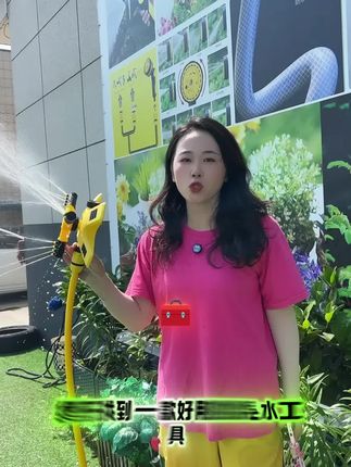 360度旋转洒水器,只要接上水管就行,定点放置,不会翻到,可以草坪补水,屋顶喷水降温,非常好用,#洒水 #喷水 #屋顶降温喷淋 #浇花神器 #乡村生活