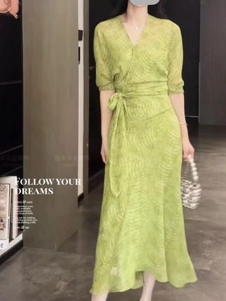 夏季新款法式V领长款显瘦洋气后妈裙收腰裹身连衣裙#优雅气质 #精致穿搭 #高级穿搭 #最美穿搭 #陪你精致生活