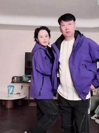 紫色户外冲锋衣,防水又保暖,情侣搭配超吸睛!登山徒步必备,轻松应对各种天气。✨👫 #户外穿搭 #冲锋衣推荐#小影夫妇 #爆款热卖中
