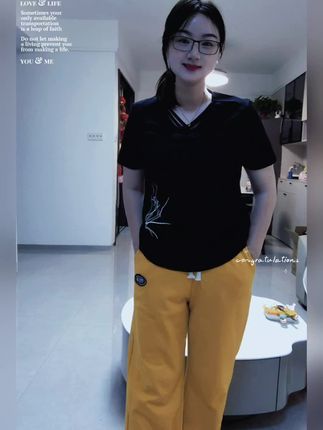 折磨你的从来不是任何人的情绪 而是你心存幻想的期待 世界万物都在治愈你, 唯独你自己不肯放过自己#休闲风 #新衣服可以治愈各种不开心 #随意拍