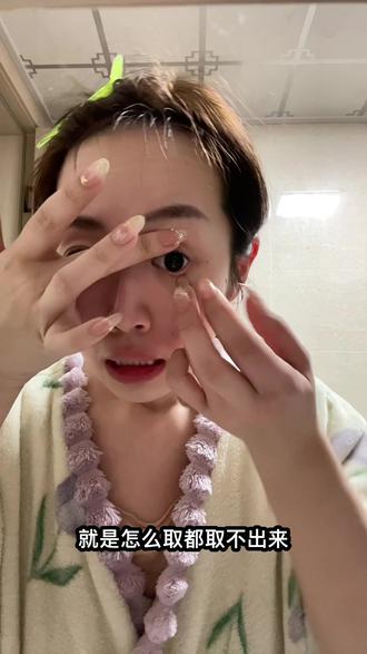 30秒钟教你做了长美甲的情况下面怎么取美瞳