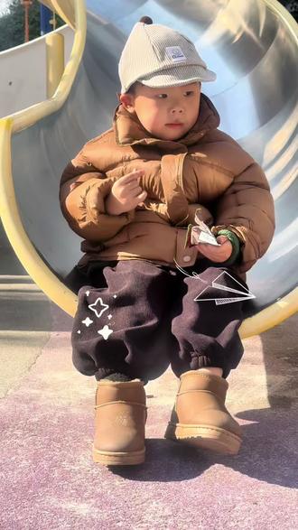 再不发,就发酵了,这个冬季似乎有点收敛。不那么冷,不那么长。下了几场雪🌨️,就换春风哥来了。我的小孩儿哥也长大了,该去幼儿园喽🥰#爱拍照爱生活 #每日分享 #时尚界不能没有人类幼崽