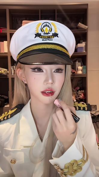妈呀!这唇釉太美啦~还是双头的‼️太夏天啦~涂上就是嘟嘟唇,好喜欢呀!周周推荐W2和W4真的谁涂谁好看~现在买两支还送一支😱好划算啊👍#唇釉 #木柯诗 #唇釉试色 #嘟嘟唇 #周周小可爱