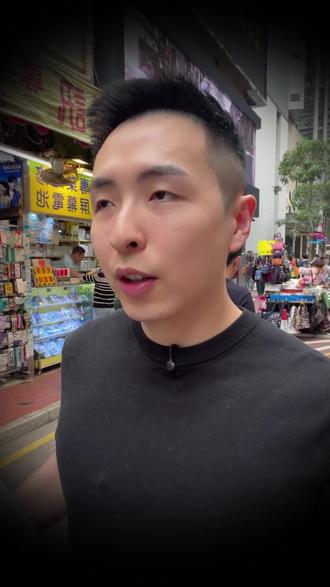 50年了,香港什么都在变,中环的楼越来越高,旺角的灯换了又换。唯独这辆白蓝红的富豪雪糕车,像被按下暂停键。香港 #香港美食 #童年回忆 #香港故事 #富豪雪糕车