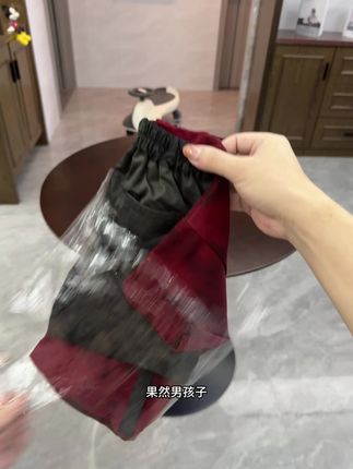 夏日清凉穿搭~无袖+阔腿的自在公式 无袖背心兜住风,阔腿短裤藏住热,跑跳间抖落一身黏腻。阳光吻过的皮肤,是夏天生动的颜色。 #男童夏日穿搭 #夏季穿搭 #儿童俏皮可爱穿搭 #夏季新品 #男童穿搭