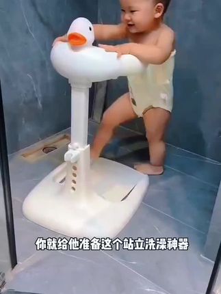 宝宝到了五六岁还坐着洗澡吗?赶紧给它安排上这个洗澡台吧!宝宝可以自己上下,坐在上面很稳,平时搓背洗头也不用抱着了。可以一边洗一边玩,大人小孩都轻松多了。底部是防滑大吸盘,高低也可以调节,用到七八岁都没问题。快给你家娃也安排一个吧!
