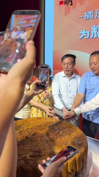 祝贺耀明糖厂榨季完美结束,陈总的任务结束了,接下来卖糖的任务就交给我们杏芳村了,我们橘洲杏芳村饼业拿下了耀明糖厂白砂糖,红糖销售权,我们会把糖跟糖制作的饼和粽子分享到全国各地,希望大家多多支持#杏芳村#化州耀明糖厂#粽子#伍仁月饼