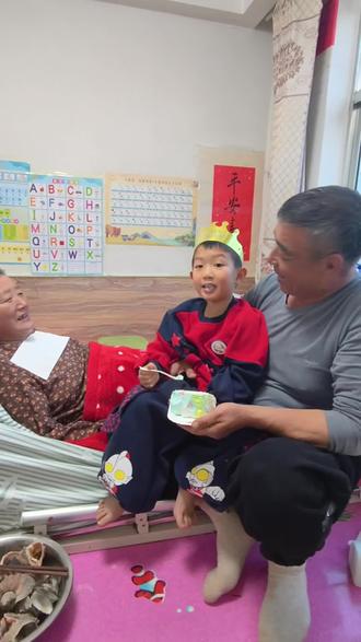 小糖球总问。我啥时候过生日啊。但孩子,我想说,希望时光慢一点。每天开开心心的健康长大!#家庭温馨互动瞬间 #家庭活动暖心瞬间 #其乐融融的小家庭 #我们家的欢乐时刻 #糖球爷爷